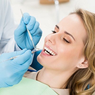 ربط الأسنان بفجوة الأسنان الأمامية في دبي | عيادة ديناميكية