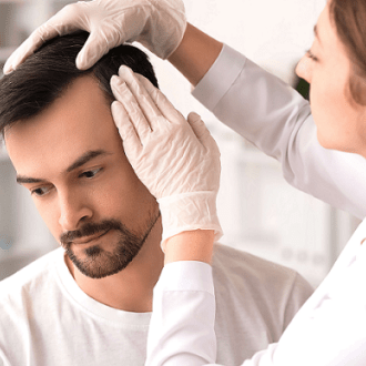 لماذا يعتبر تساقط الشعر أكثر شيوعاً بين الرجال منه بين النساء؟