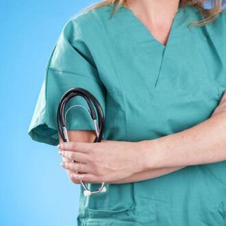 ما هي ساعات عمل الممرضات في دبي والإمارات العربية المتحدة