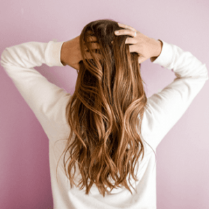 هل يمكن لأخصائي الشعر أن يساعد في نمو الشعر؟