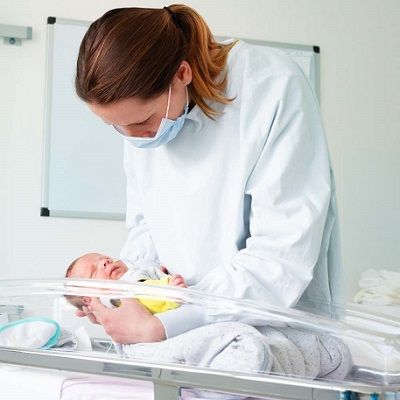 ضمان صحة مولودك الجديد دور الممرضة في المنزل في دبي