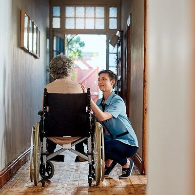 مستقبل خدمات الرعاية المنزلية في دبي للمسنين | عيادة ديناميكية